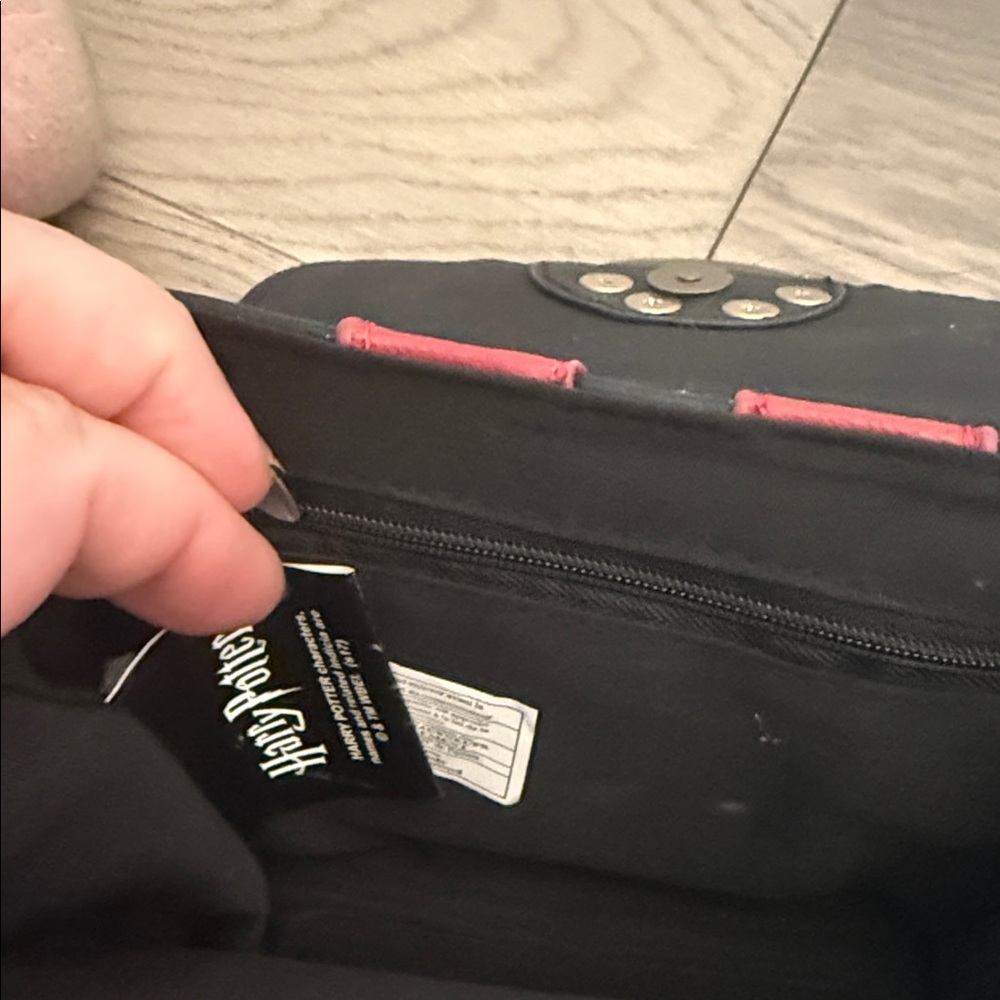 Harry Potter Black and Red Crossbody Bag - Picture 5 of 6
